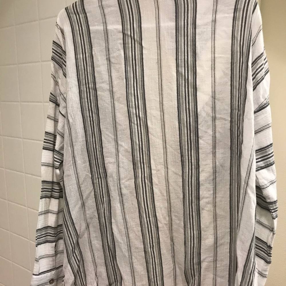 🦇 O’Neill Alamo Woven Top button up - Picture 3 of 5